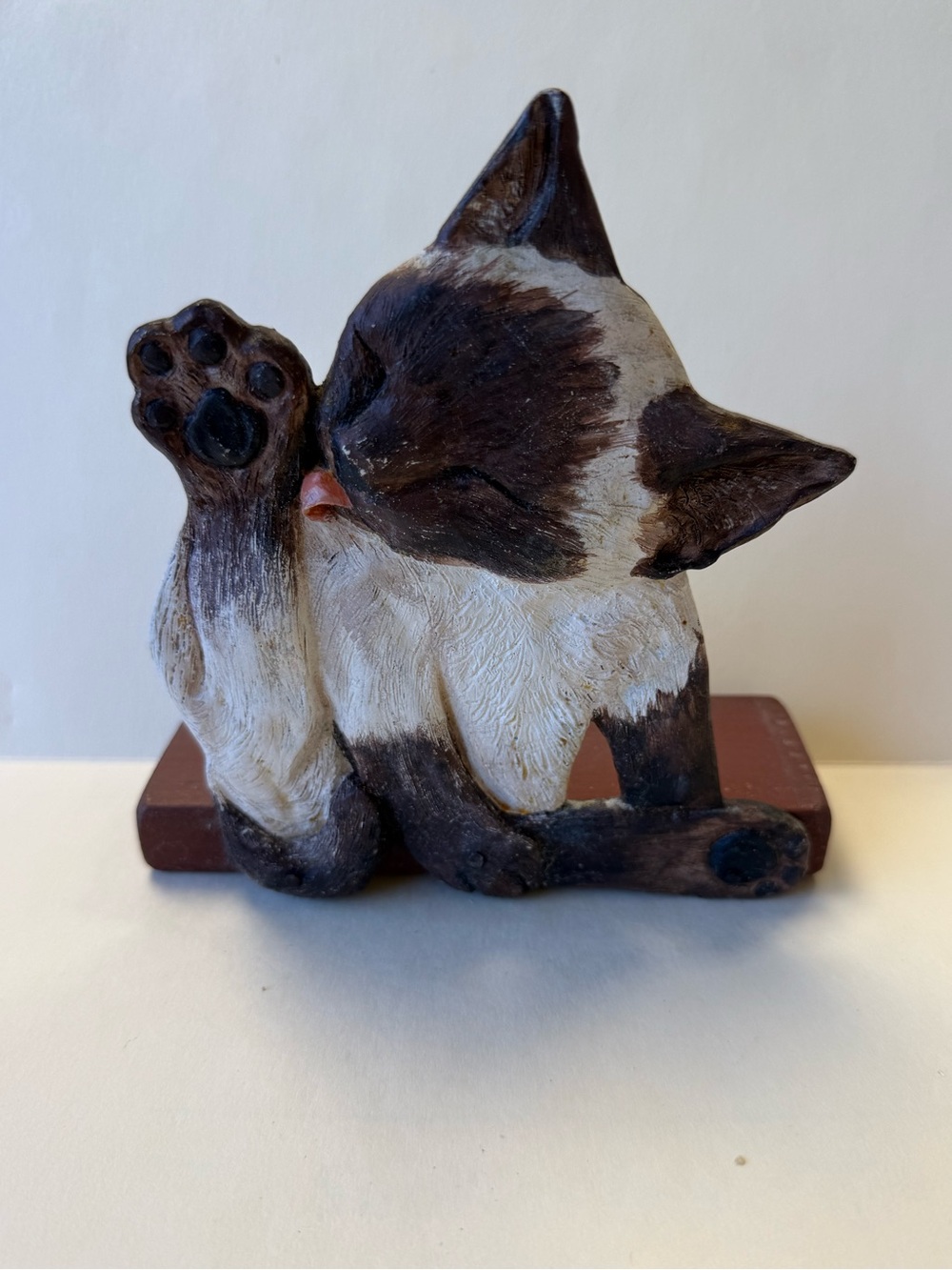 Vintage 1990 Hand-Painted Brown & White Cat Figurine Self Sitter Artist Signed.